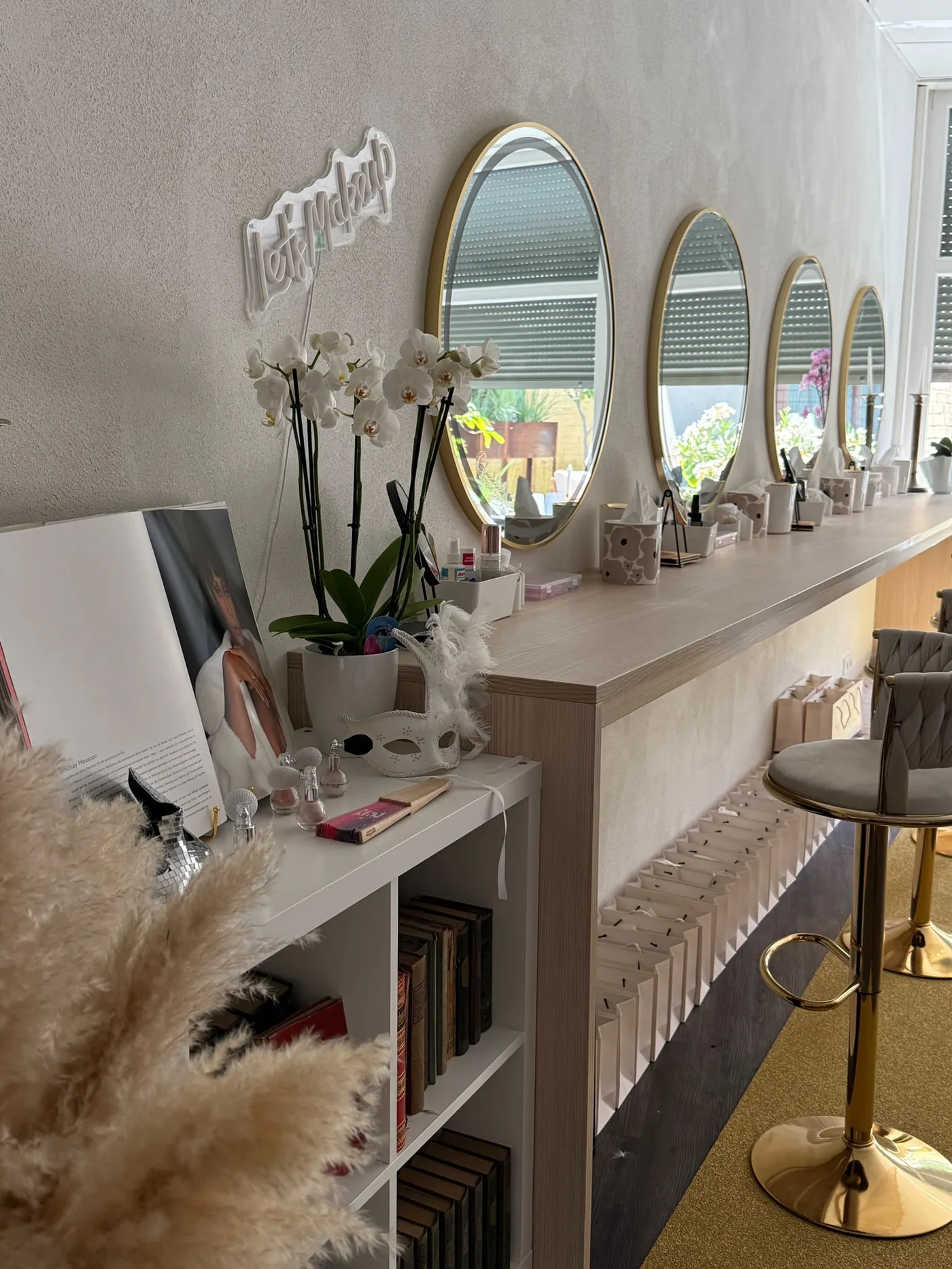 Make-up Station mit goldenen Spiegeln im Glow Beauty Atelier