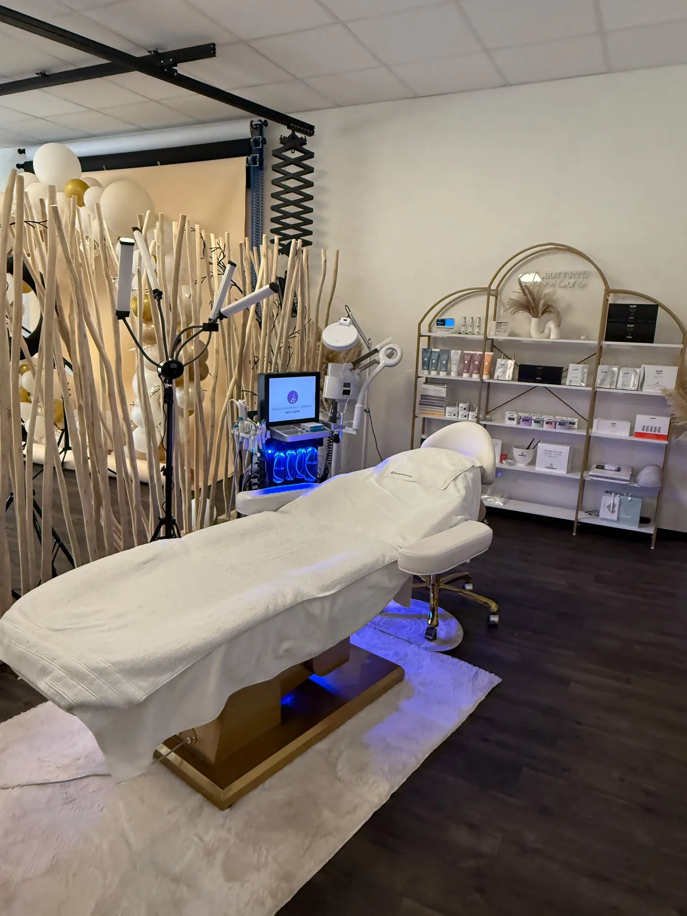 Behandlungsraum mit goldenem Regal im Glow Beauty Atelier