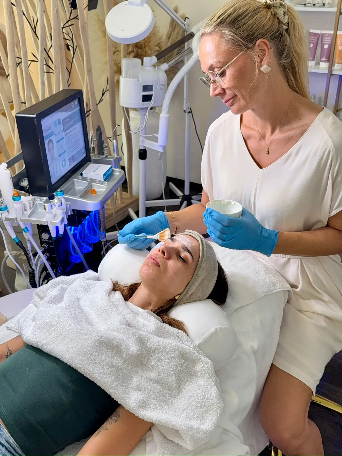 Professionelle Gesichtsbehandlung im Glow Beauty Atelier